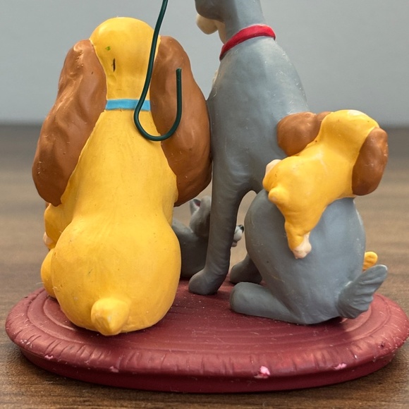 Hallmark Keepsake Ornament Walt Disney's LADY & THE TRAMP Family Portrait 1999 - Picture 11 of 11